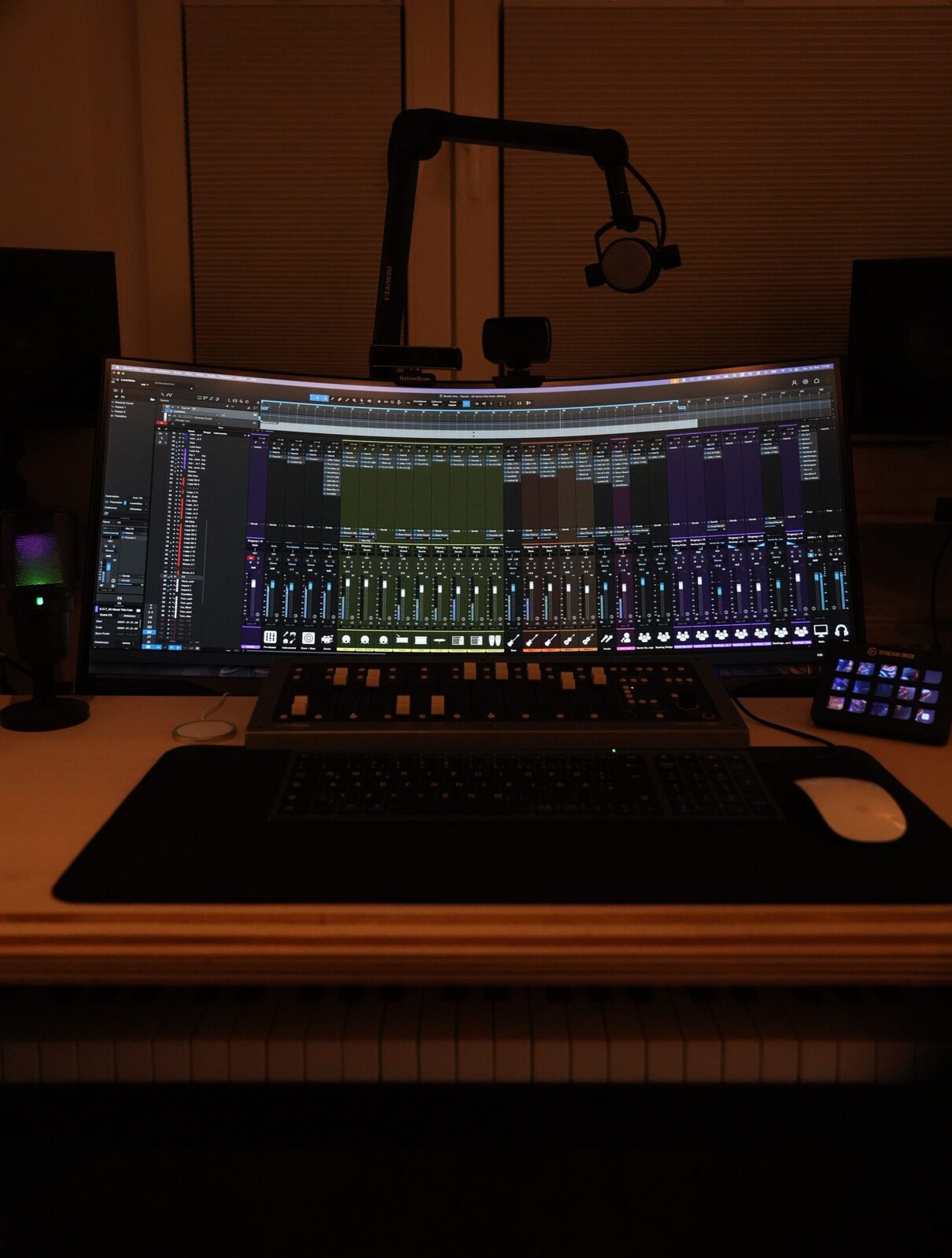 Mikrofonarm und Mixing-Konsole im 31A-Studio
